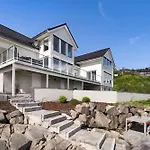 Beachfront With Jacuzzi, Cinema & Canoe فيلة