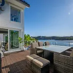 Beachfront With Jacuzzi, Cinema & Canoe *