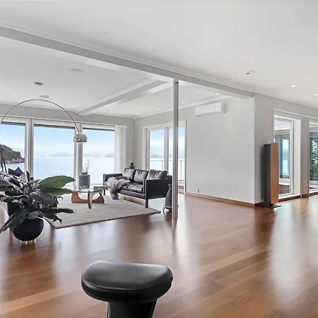 Beachfront With Jacuzzi, Cinema & Canoe Bergen