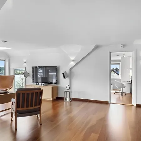 Beachfront With Jacuzzi, Cinema & Canoe Μπέργκεν