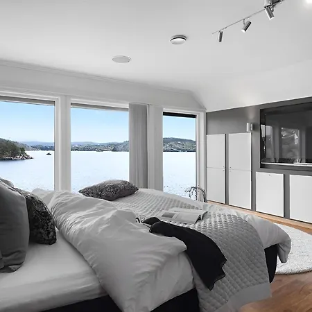 Beachfront With Jacuzzi, Cinema & Canoe Bergen