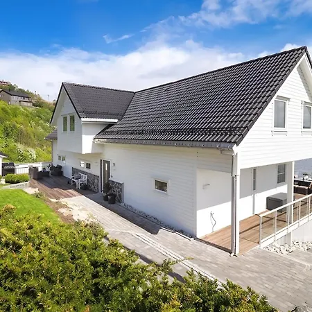 Beachfront With Jacuzzi, Cinema & Canoe Villa