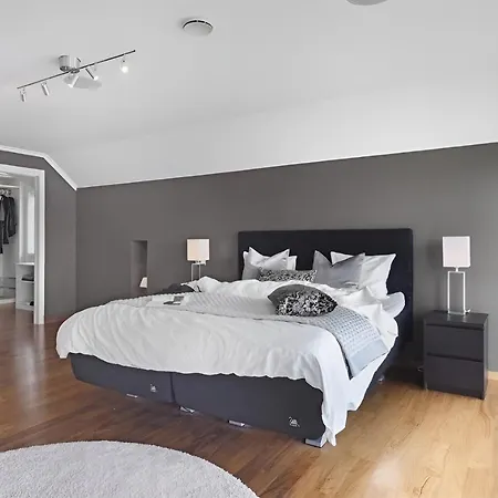 Beachfront With Jacuzzi, Cinema & Canoe