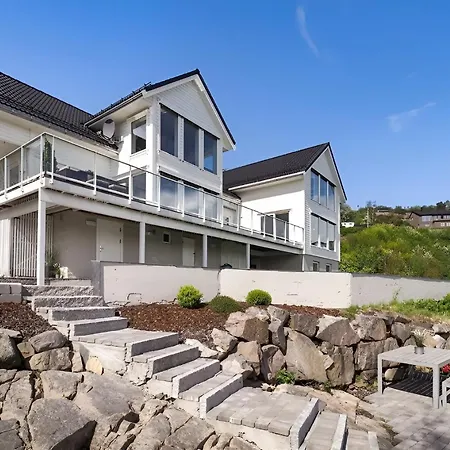 Beachfront With Jacuzzi, Cinema & Canoe Villaer