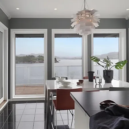 Βίλα Beachfront With Jacuzzi, Cinema & Canoe Μπέργκεν