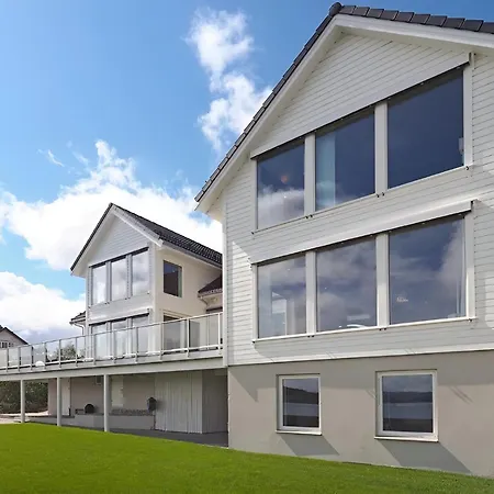 Beachfront With Jacuzzi, Cinema & Canoe