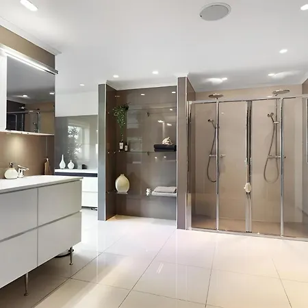 Beachfront With Jacuzzi, Cinema & Canoe Villa *