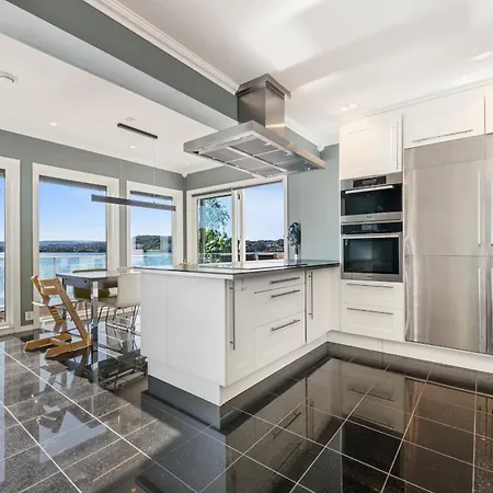 Beachfront With Jacuzzi, Cinema & Canoe * Берген