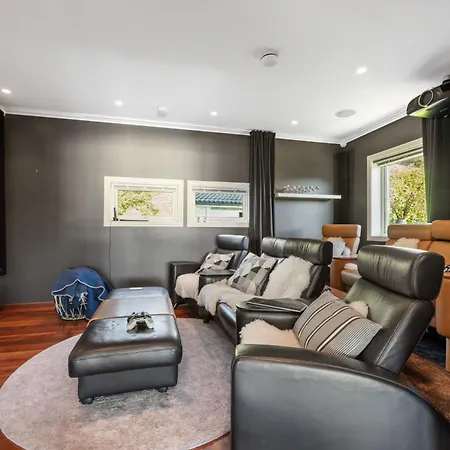 Beachfront With Jacuzzi, Cinema & Canoe Villaer