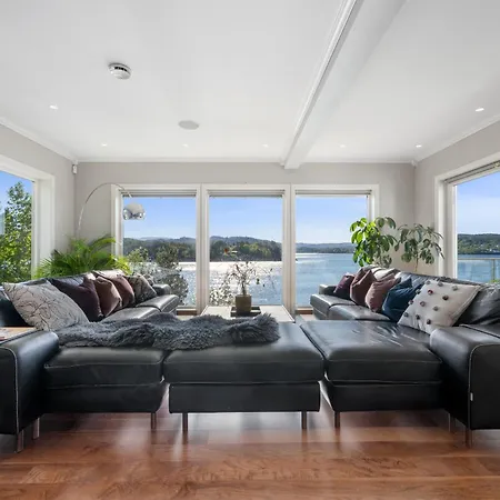 Beachfront With Jacuzzi, Cinema & Canoe Вилла *