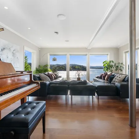 Beachfront With Jacuzzi, Cinema & Canoe Villaer