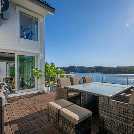 Beachfront With Jacuzzi, Cinema & Canoe *