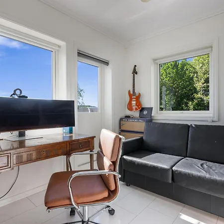 Beachfront With Jacuzzi, Cinema & Canoe Bergen