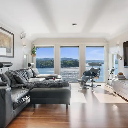 Beachfront With Jacuzzi, Cinema & Canoe Villa