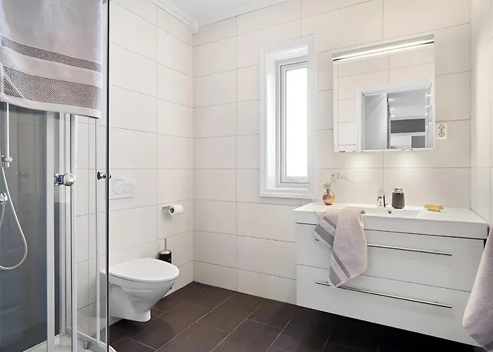 Beachfront With Jacuzzi, Cinema & Canoe