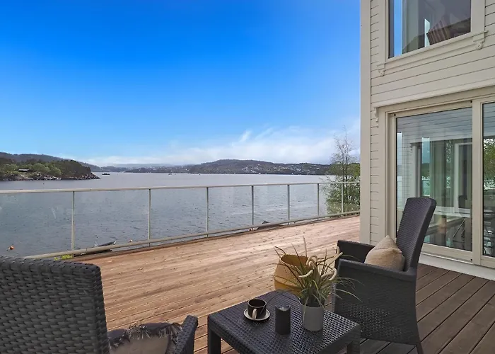 Beachfront With Jacuzzi, Cinema & Canoe *