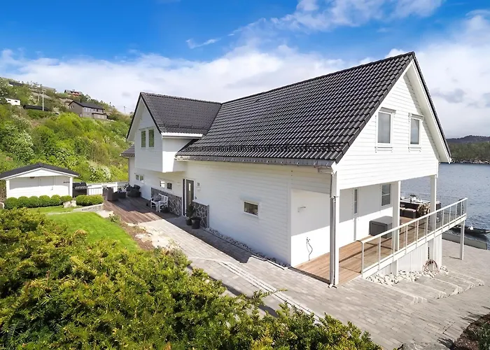 Beachfront With Jacuzzi, Cinema & Canoe Willa