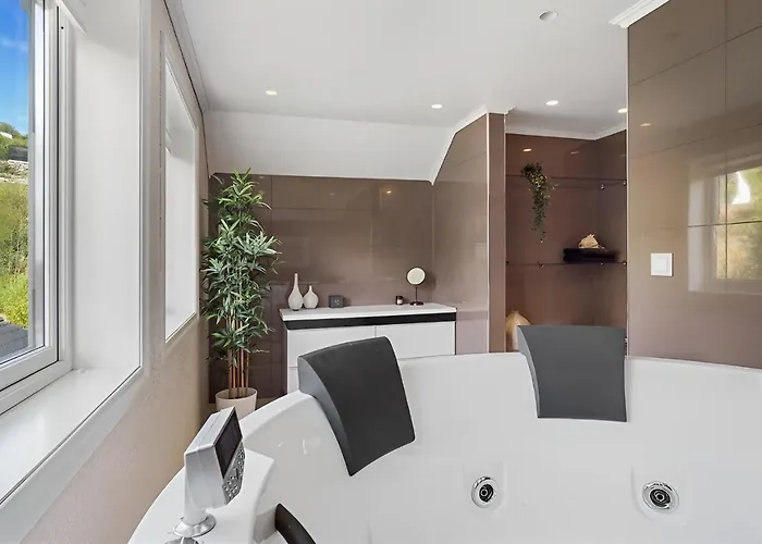 Beachfront With Jacuzzi, Cinema & Canoe Willa Bergen