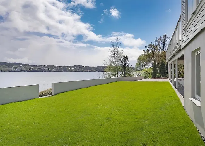 Beachfront With Jacuzzi, Cinema & Canoe Willa Bergen