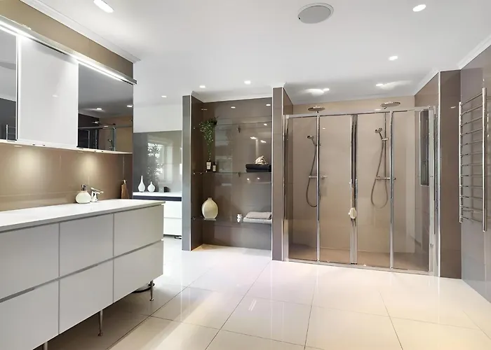 Beachfront With Jacuzzi, Cinema & Canoe Willa *