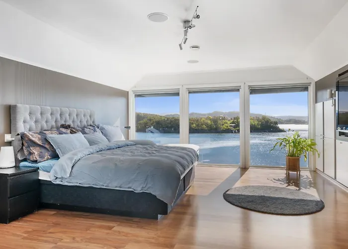 Beachfront With Jacuzzi, Cinema & Canoe