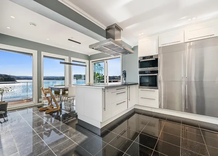 Beachfront With Jacuzzi, Cinema & Canoe * Bergen