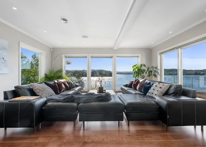 Beachfront With Jacuzzi, Cinema & Canoe Willa *