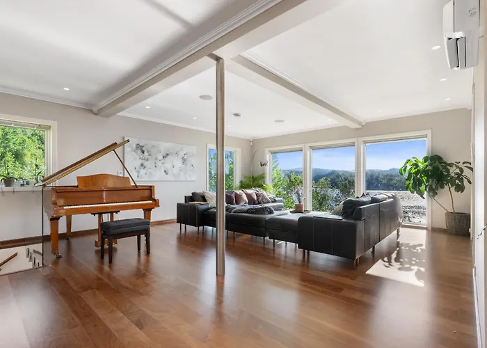 Beachfront With Jacuzzi, Cinema & Canoe *