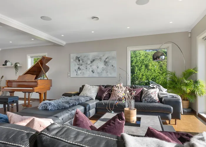 Beachfront With Jacuzzi, Cinema & Canoe