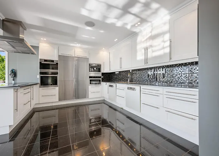 Beachfront With Jacuzzi, Cinema & Canoe Villa *