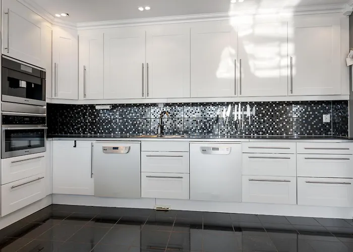 Beachfront With Jacuzzi, Cinema & Canoe