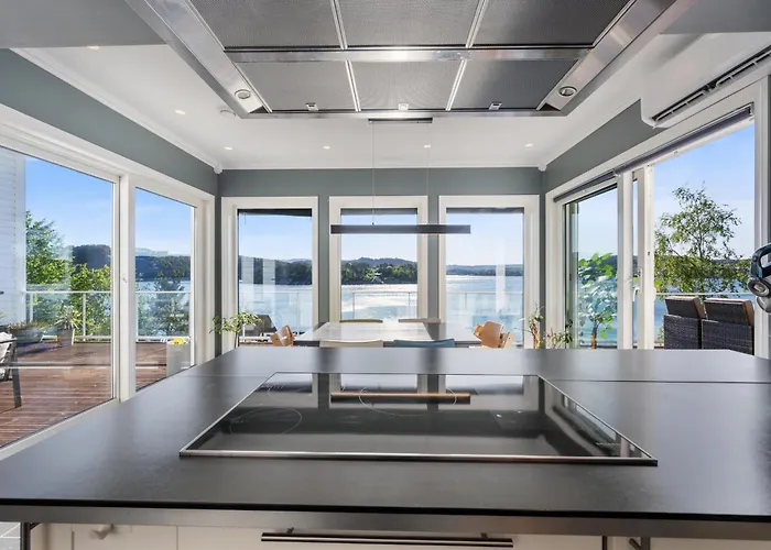 Beachfront With Jacuzzi, Cinema & Canoe