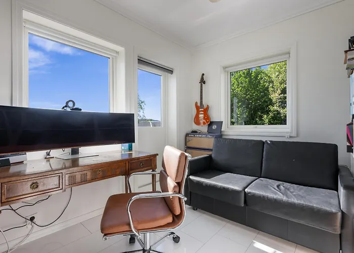 Beachfront With Jacuzzi, Cinema & Canoe Bergen