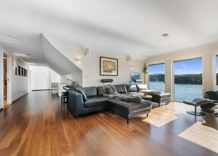 Beachfront With Jacuzzi, Cinema & Canoe