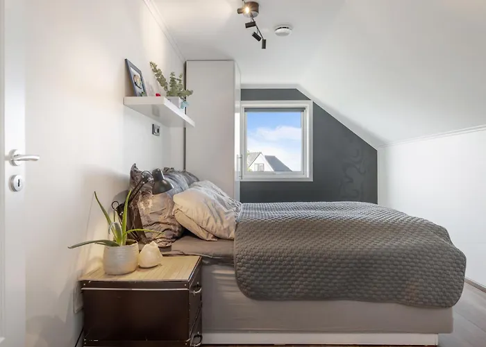 Beachfront With Jacuzzi, Cinema & Canoe Bergen