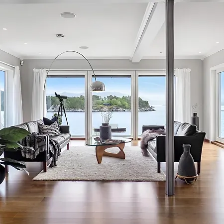 Beachfront With Jacuzzi, Cinema & Canoe