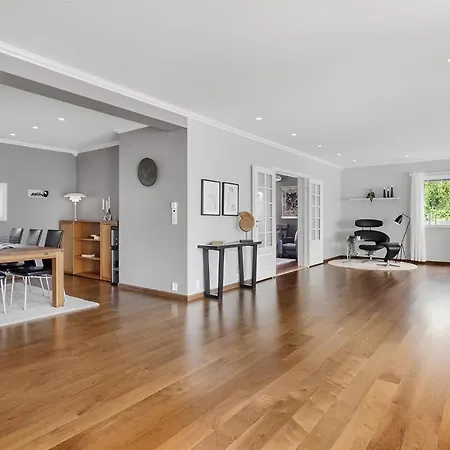 Beachfront With Jacuzzi, Cinema & Canoe Bergen