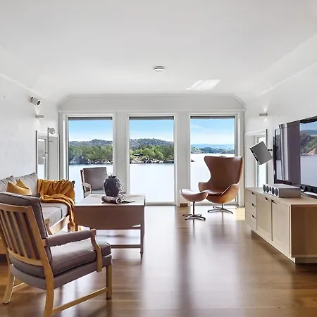 Beachfront With Jacuzzi, Cinema & Canoe Villaer *