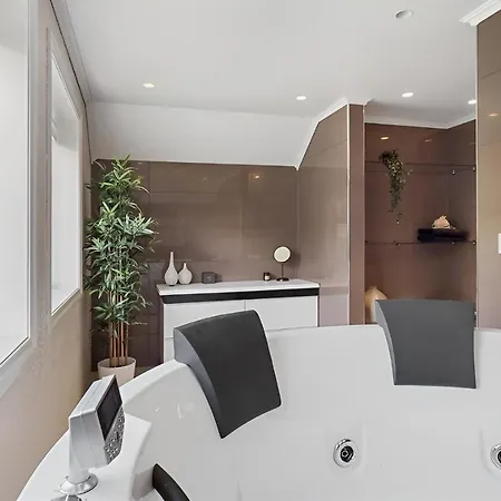 Beachfront With Jacuzzi, Cinema & Canoe Villaer Bergen