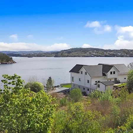Beachfront With Jacuzzi, Cinema & Canoe *