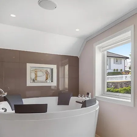 Beachfront With Jacuzzi, Cinema & Canoe Villaer Bergen